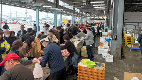 米沢食の市場の賑わい