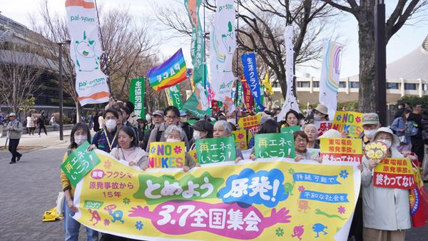 渋谷の街を行進