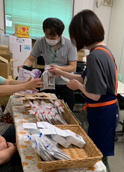 白岡市立東ありの実館で行われたコーヒー販売