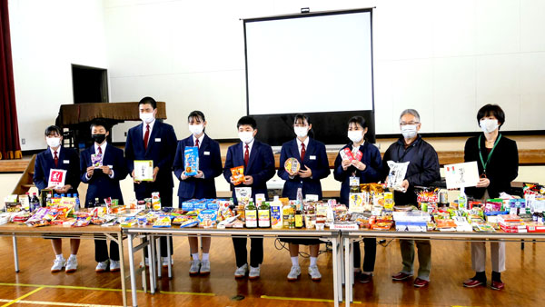 2021年度寺尾中学校パルシステム群馬合同フードドライブ寄贈式の様子