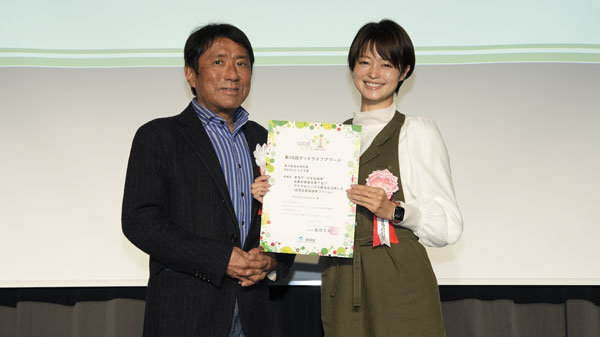 3日に開かれた授賞式に参加したAGRIKO代表取締役の小林涼子氏（右）と実行委員の森摂氏