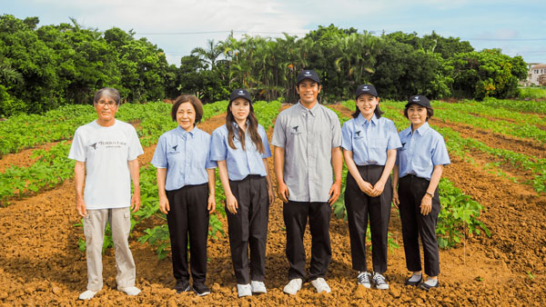 宮古島の農業法人「TORIKO FARM MIYAKOJIMA」のメンバー