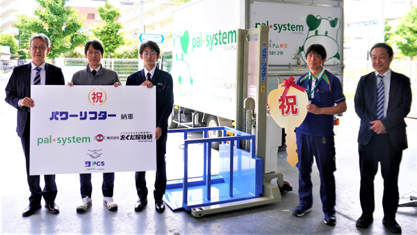 納品式で。左からピー・シー・エス西村靖一郎執行役員副社長、をくだ屋技研宍戸慎一営業部次長、ピー・シ・エス小山祐輝職員、パルシステム東京島田康弘三鷹センター長、パルシステム東京市嶋業務執行理事