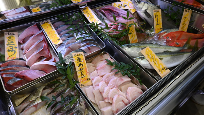 埼玉県の魚市場から仕入れた丸魚や刺身が並ぶ