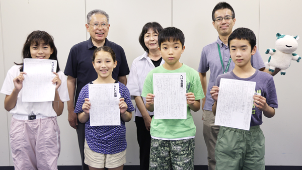 子ども記者の前列左から浅野さん、中村さん、井上さん、髙山さん