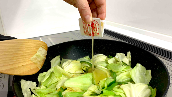 キャベツの野菜炒めが簡単においしく「炒めの素」2商品を新発売　サラダクラブ