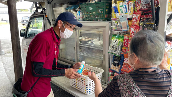 「おいしい免疫ケア」配布の様子