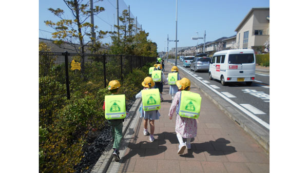 千葉県、埼玉県、東京都306校に「交通安全ランドセルカバー」寄贈　コープみらい.jpg
