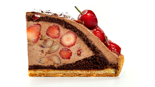 スポンジケーキの中に旬の果物をぎっしり
