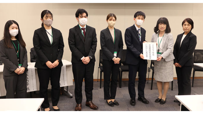 生労働省に要望書を提出する生活クラブ共済連の並木道代氏（右）と小寺浩子氏（右から二人目）