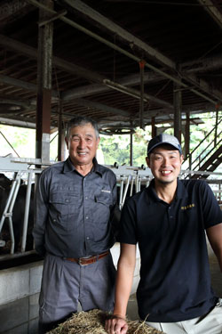 「みっかび牛」生産者の河合さん親子