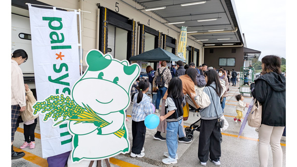雨天のなか、想定以上の人々が来場