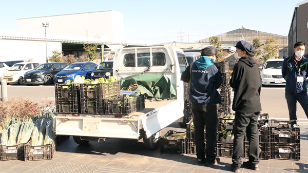 休憩中の社員も売り切れる前に野菜を購入