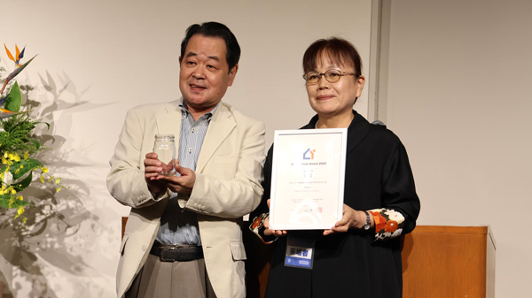 表彰式に出席した生活クラブ東京の加瀬理事長(右)とハウスキーピング協会の澤一良理事長