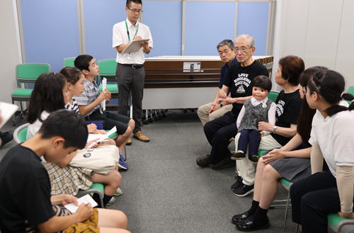 懸命にメモを取るこども記者