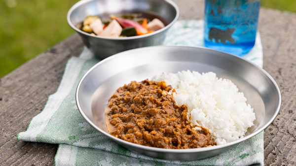 カレーとピクルスの素がセットになった「知床の森を守る　山ごはんセット」