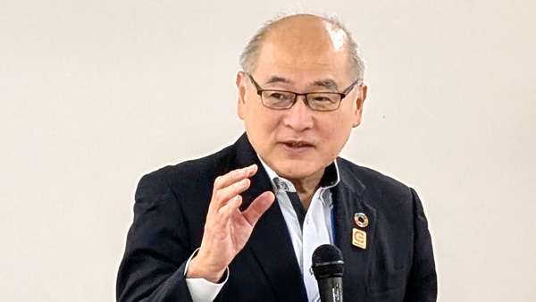 国際協同組合年記念スピーチを行った比嘉専務