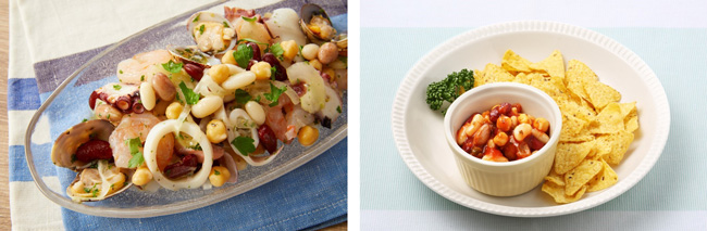 メニュー例。「魚介と4種豆のマリネ風サラダ仕立て」（左）と「手軽につくれる煮込まないチリコンカン）」