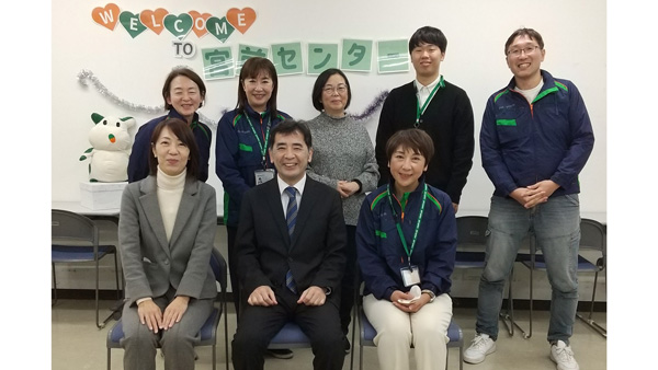 平さん（前列中央）を囲む就労支援担当職員