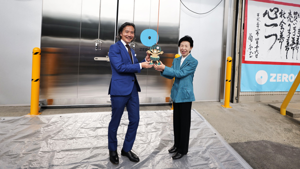 ZEROCOの楠本修二郎社長（左）と植木青果市場の渡辺美佐子社長