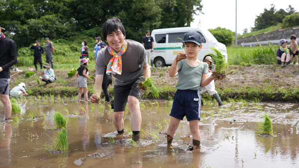 昨年度の田植え体験のようす