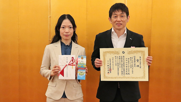 表彰式に出席したJ-オイルミルズ開発担当者の油脂事業統括部 家庭用事業部 宮﨑朋江氏（左）と生産戦略部 田村正和氏（13日、東京都）