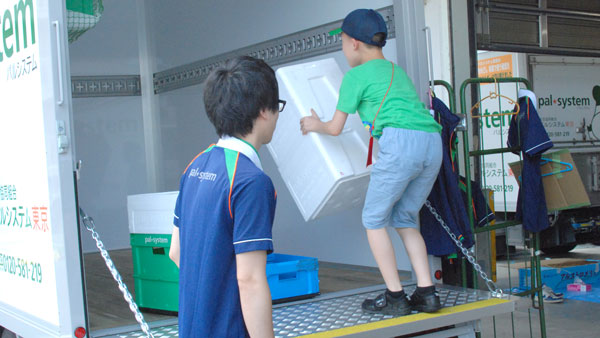 配送職員と一緒に「おしごと体験」（2019年度開催時）