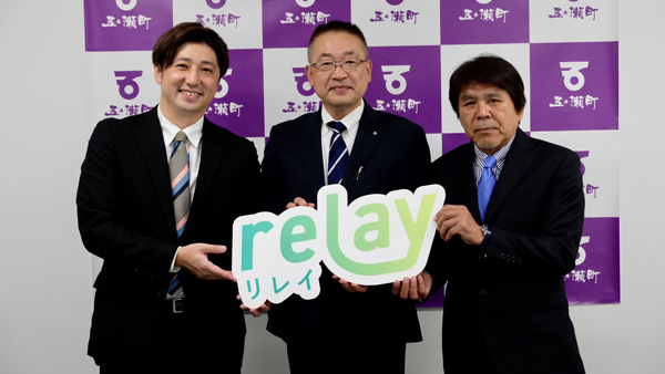 連携協定締結したライトライト代表取締役の齋藤隆太氏（左）と五ヶ瀬町の小迫幸弘町長（中央）