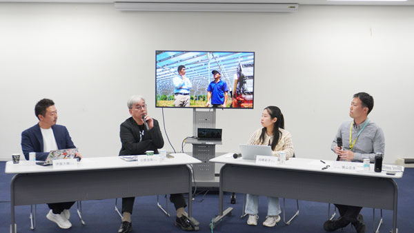 左から伊藤大輔さん、小原浩靖さん、川﨑彩子さん、横山玄多さん（パルシステム職員・司会進行）