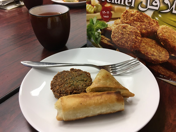 中東の軽食を試食しながら交流