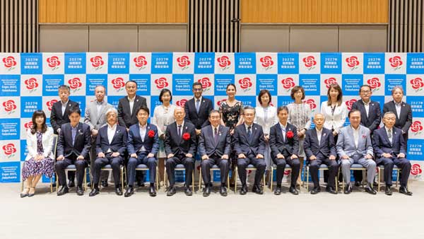 役員と来賓の集合写真