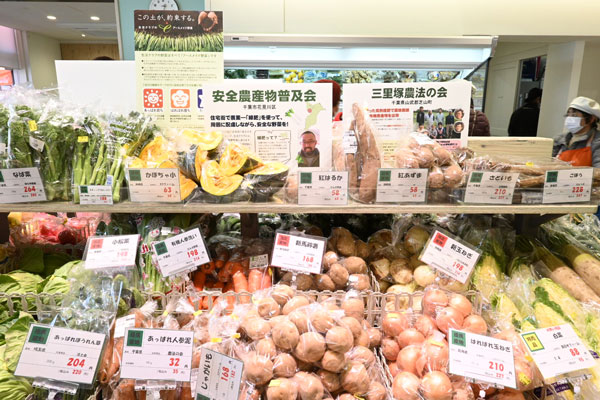 減農薬で新鮮な野菜。生産者の顔が見えるよう産地や生産者名を表記