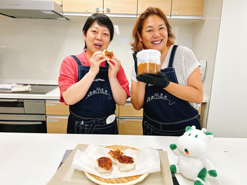 PLAの山内さん（右）とアシスタントを務めた飯山さん