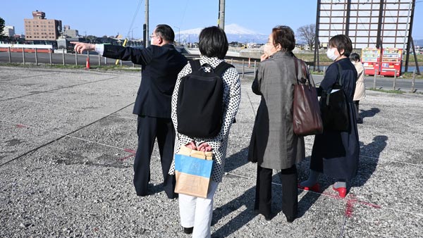 仮設機材工業の西村社長が検討者へ方角などを説明