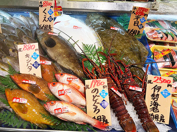高級魚が並ぶ鮮魚コーナー