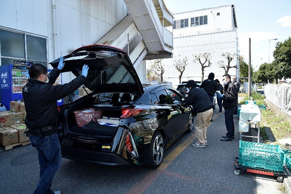 ドライブスルーによる商品受け取りの様子