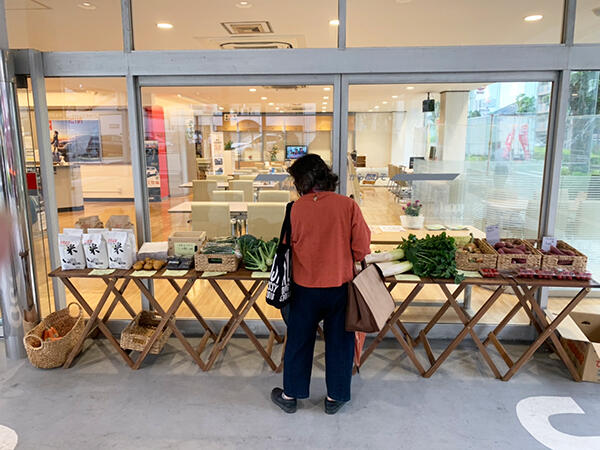 日産サティオ湘南の空きスペースに設置した野菜の無人直売所