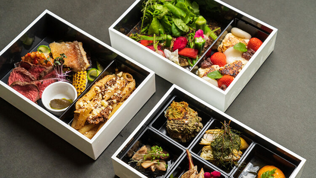 ディナーは山形庄内の食材をふんだんに詰め込んだ3段からなる洋食のお重