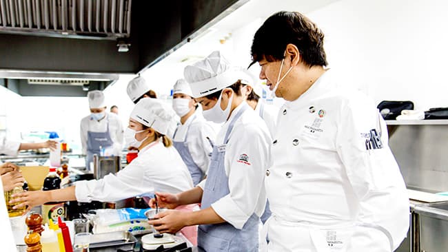 山下シェフ（写真右）による特別授業