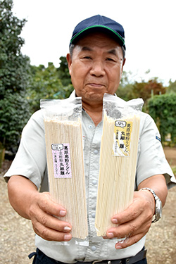 丸細うどんを手にする葛原（くずはら）地粉を作る会の大貫正雄代表