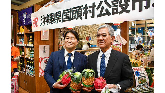 グランドオープン式典に参加した境町の橋本正裕町長（写真左）と国頭村の知花村長