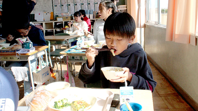 「渋沢栄一給食」を食べる児童（深谷市立深谷小学校で）