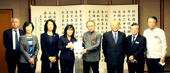沖縄県庁で行われた贈呈式。生活クラブ連合会の伊藤会長理事（左から4人目）が玉城知事（同5人目）に目録を手渡した