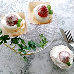 <ミホパンポップケーキ>いちごのパブロバ「ストロベリーキャンドル」