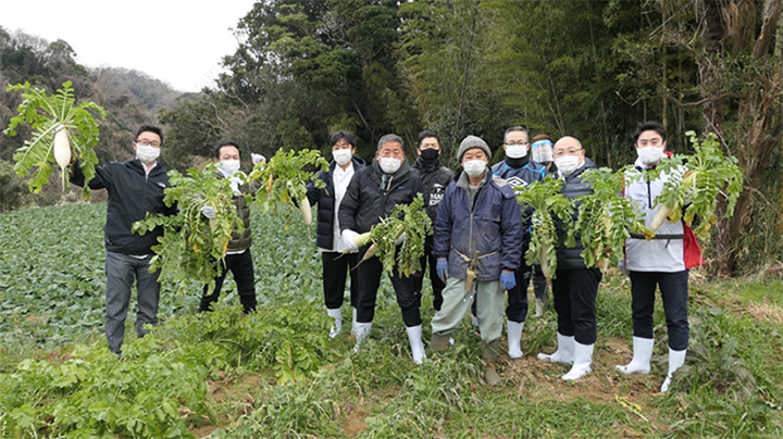 広瀬農園でホテル幹部らが大根掘りを体験した