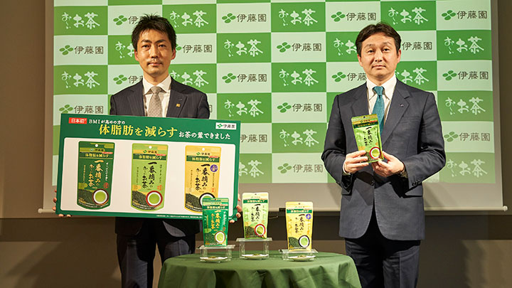 新商品「一番摘みのお～いお茶」発表会で