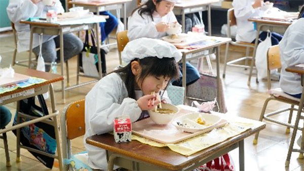 給食で提供された百年饂飩を食べる児童