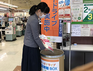 コープ店内に設置された「食品寄贈ボックス」