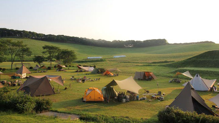 大自然に囲まれ、キャンプやBBQを思い切り楽しめる鹿角平観光牧場