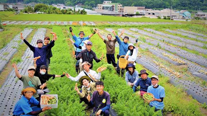 「農（みのり）の学校」の生徒ら